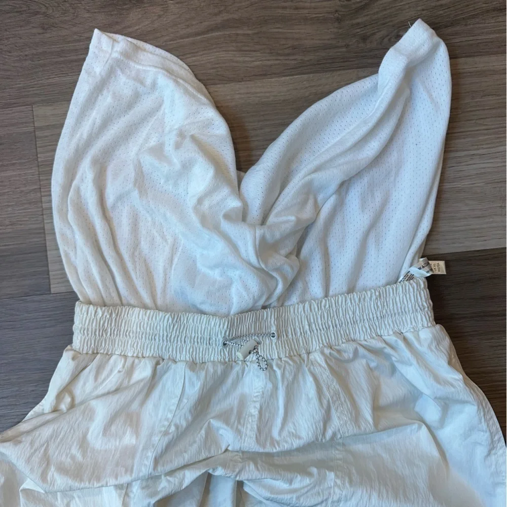 Free People Movement women’s white cinch shorts size XS athletic lined crinkle